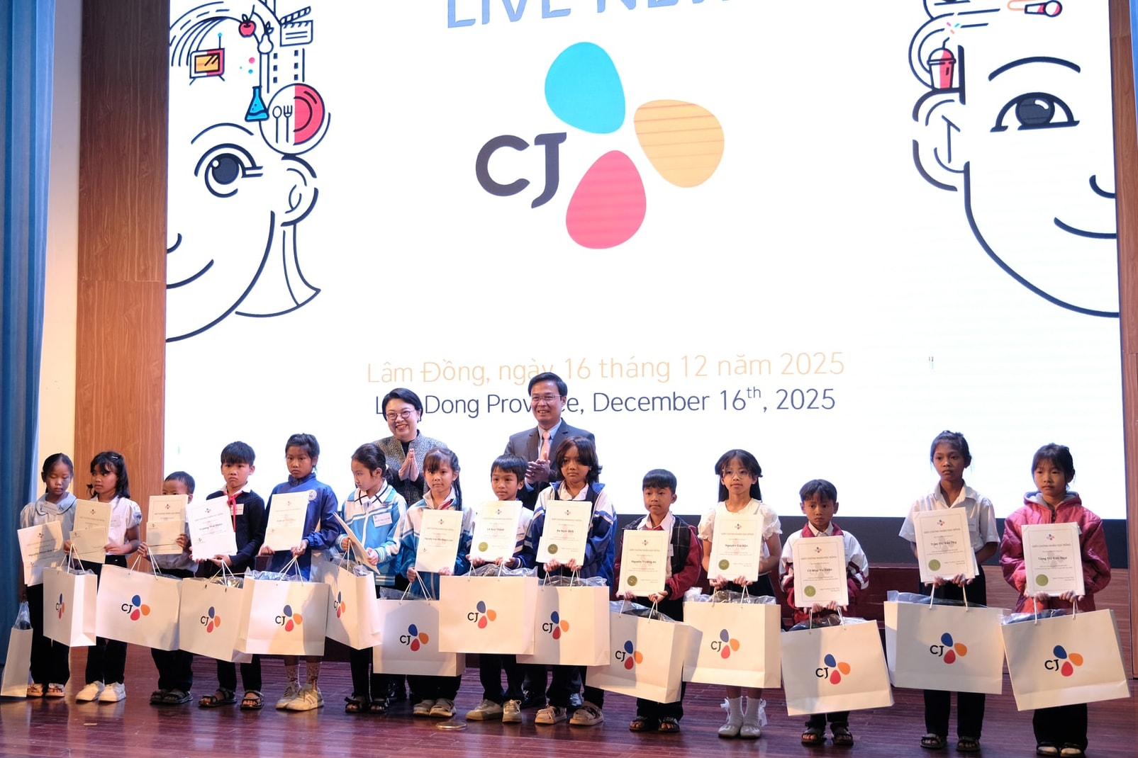 Tập đoàn CJ Hàn Quốc trao 100 suất học bổng cho học sinh Lâm Đồng