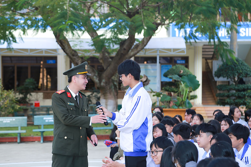 Chiến dịch “Không một mình – Cùng nhau an toàn trực tuyến” đến với học sinh Trường THPT Trần Hưng Đạo, xã Đức Lập, Lâm Đồng