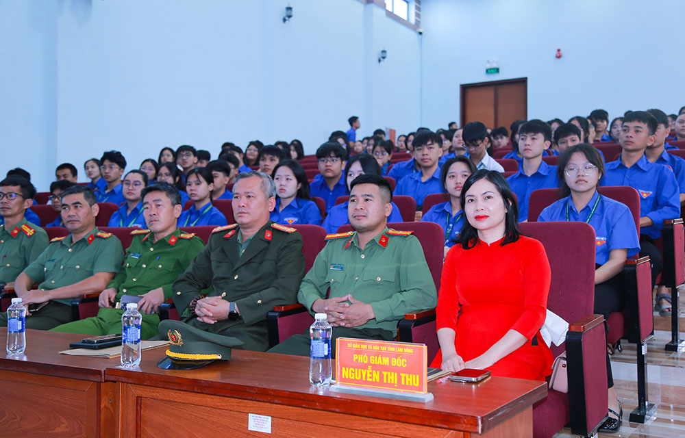 “Không một mình – Cùng nhau an toàn trực tuyến”: Hành trình lan tỏa kỹ năng số đến học sinh Trường THPT Chuyên Nguyễn Chí Thanh