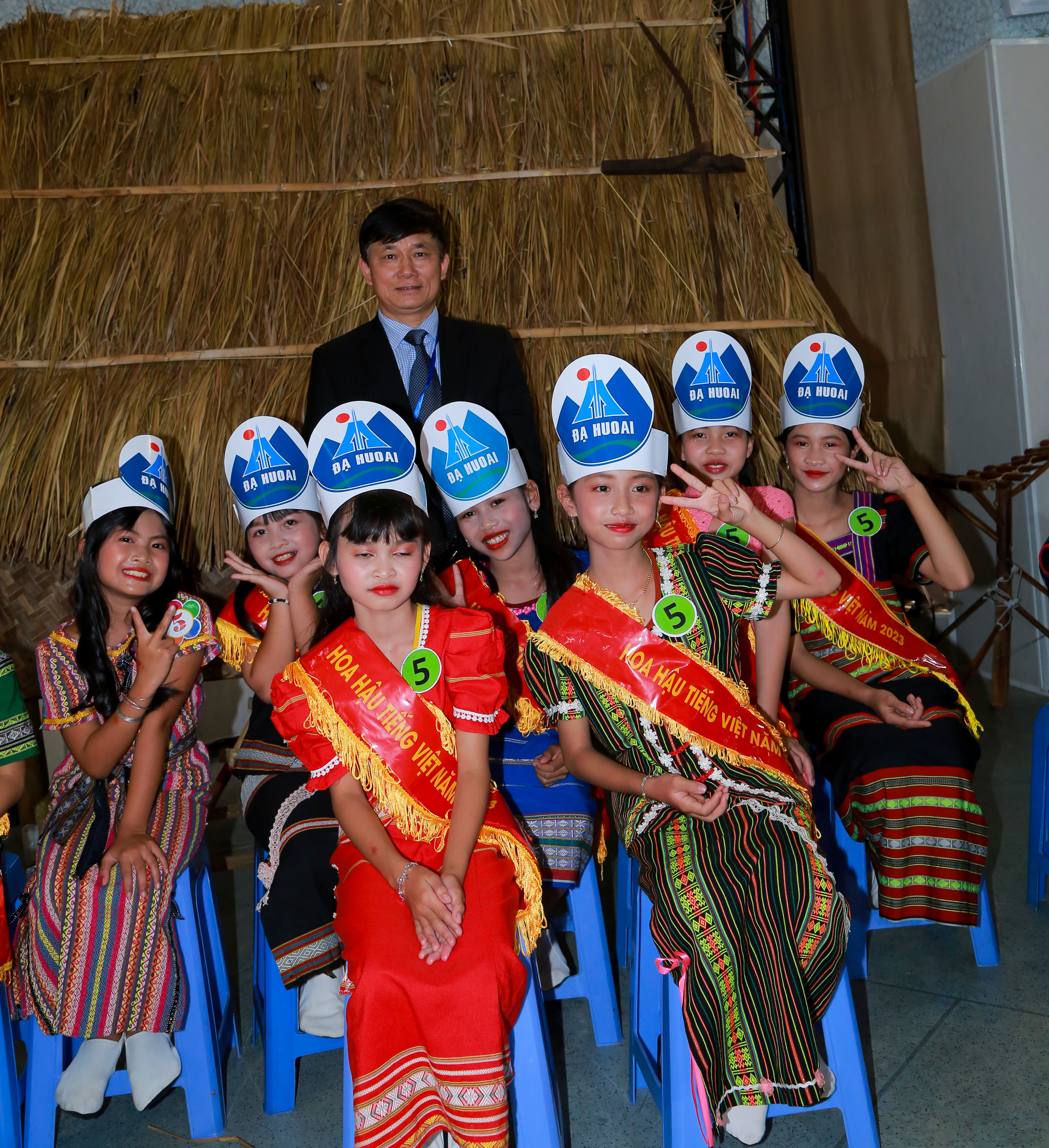 GIÁO DỤC VÀ ĐÀO TẠO VỚI NHIỆM VỤ BẢO VỆ  NỀN TẢNG TƯ TƯỞNG CỦA ĐẢNG, ĐẤU TRANH PHẢN BÁC CÁC QUAN ĐIỂM SAI TRÁI, THÙ ĐỊCH