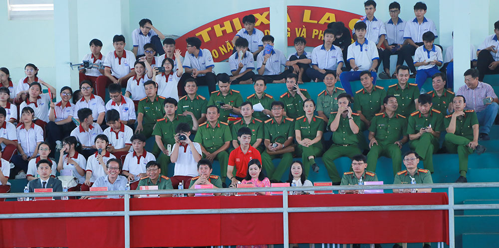 Khi “Không một mình – Cùng nhau an toàn trực tuyến” trở thành thông điệp của học sinh Trường THPT Lý Thường Kiệt và Trường THPT Nguyễn Huệ - LaGi.