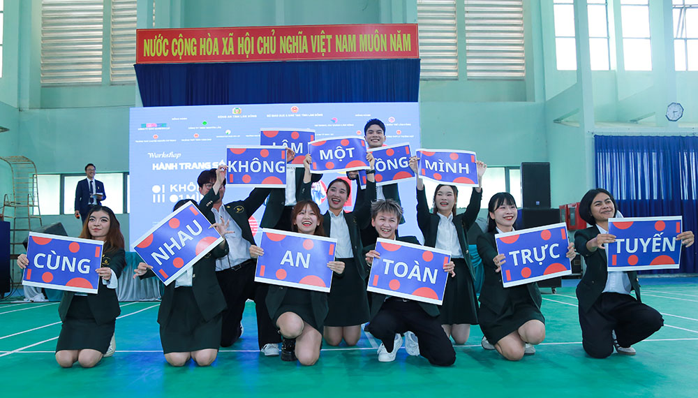 Khi “Không một mình – Cùng nhau an toàn trực tuyến” trở thành thông điệp của học sinh Trường THPT Lý Thường Kiệt và Trường THPT Nguyễn Huệ - LaGi.