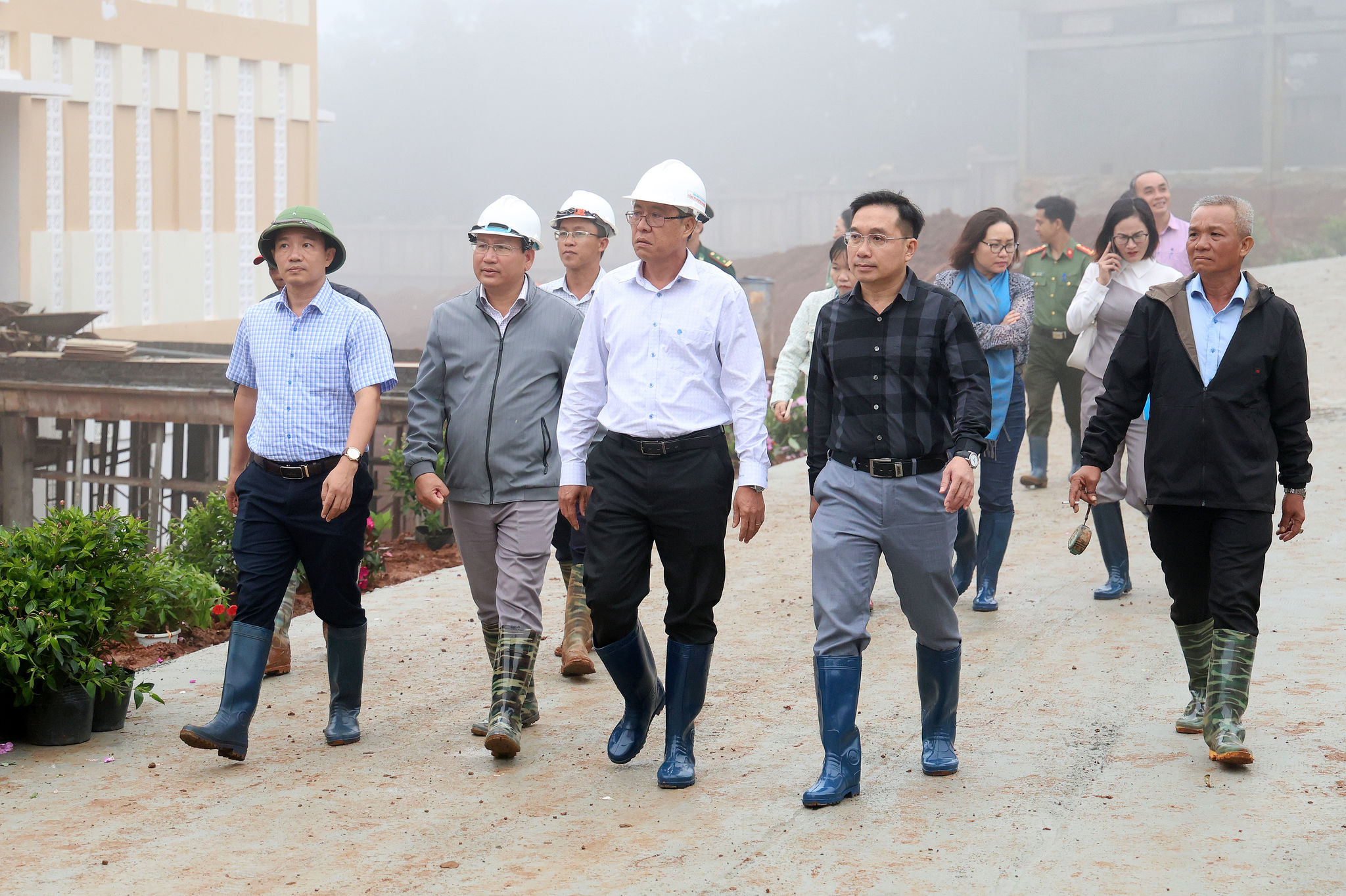 Phó Chủ tịch UBND tỉnh Lâm Đồng Nguyễn Minh kiểm tra trường nội trú xã Quảng Trực