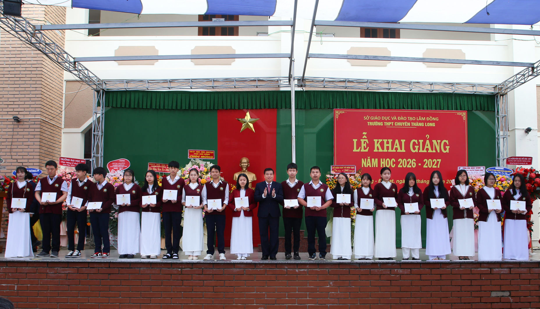 Hơn 1,2 tỷ đồng học bổng tiếp sức học sinh Lâm Đồng ngày khai giảng