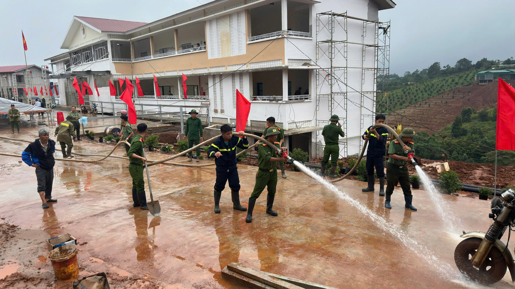 Công an tỉnh Lâm Đồng hỗ trợ trường vùng biên chuẩn bị khai giảng năm học mới