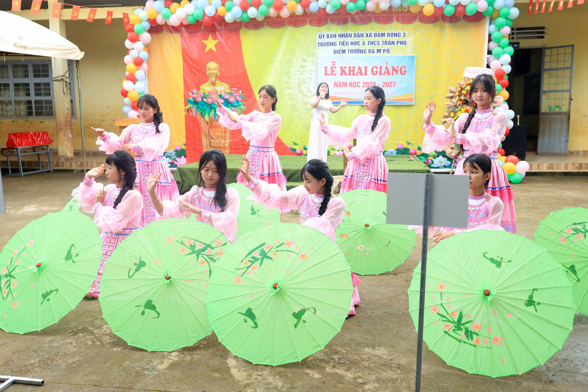 Tổ chức Hoạt động trải nghiệm ở trường tiểu học Vai trò quản lý và sáng tạo trong tổ chức của giáo viên