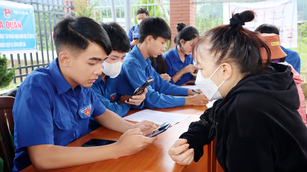 Lâm Hà: ''Áo xanh'' nhiệt tình hỗ trợ cài đặt ứng dụng VNeID