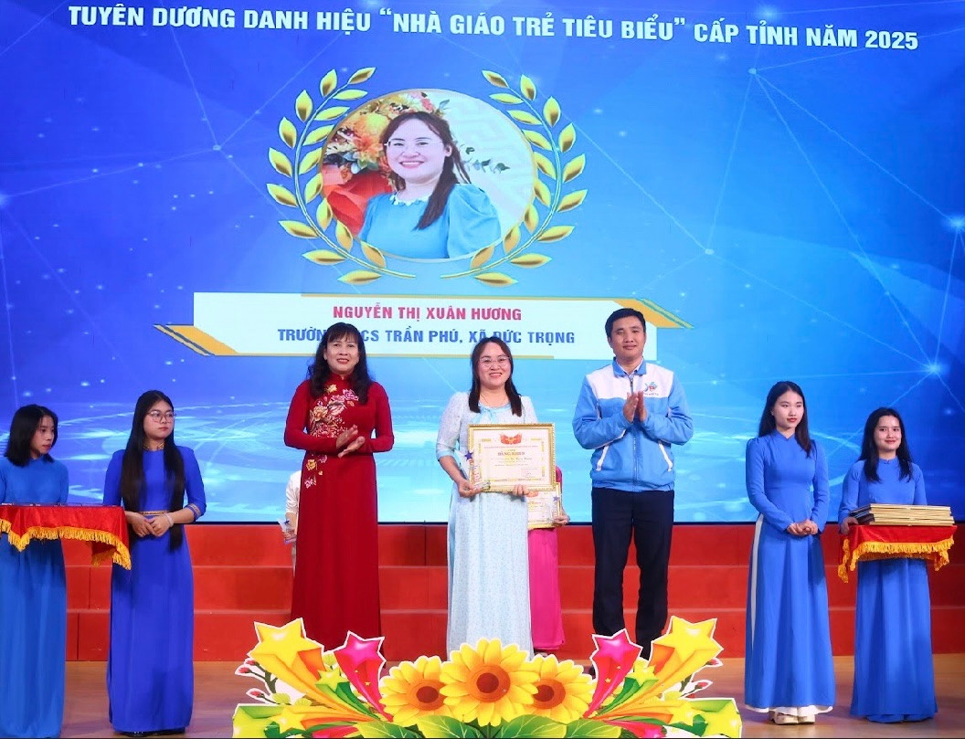 Nữ giáo viên trẻ tận tâm với sự nghiệp trồng người