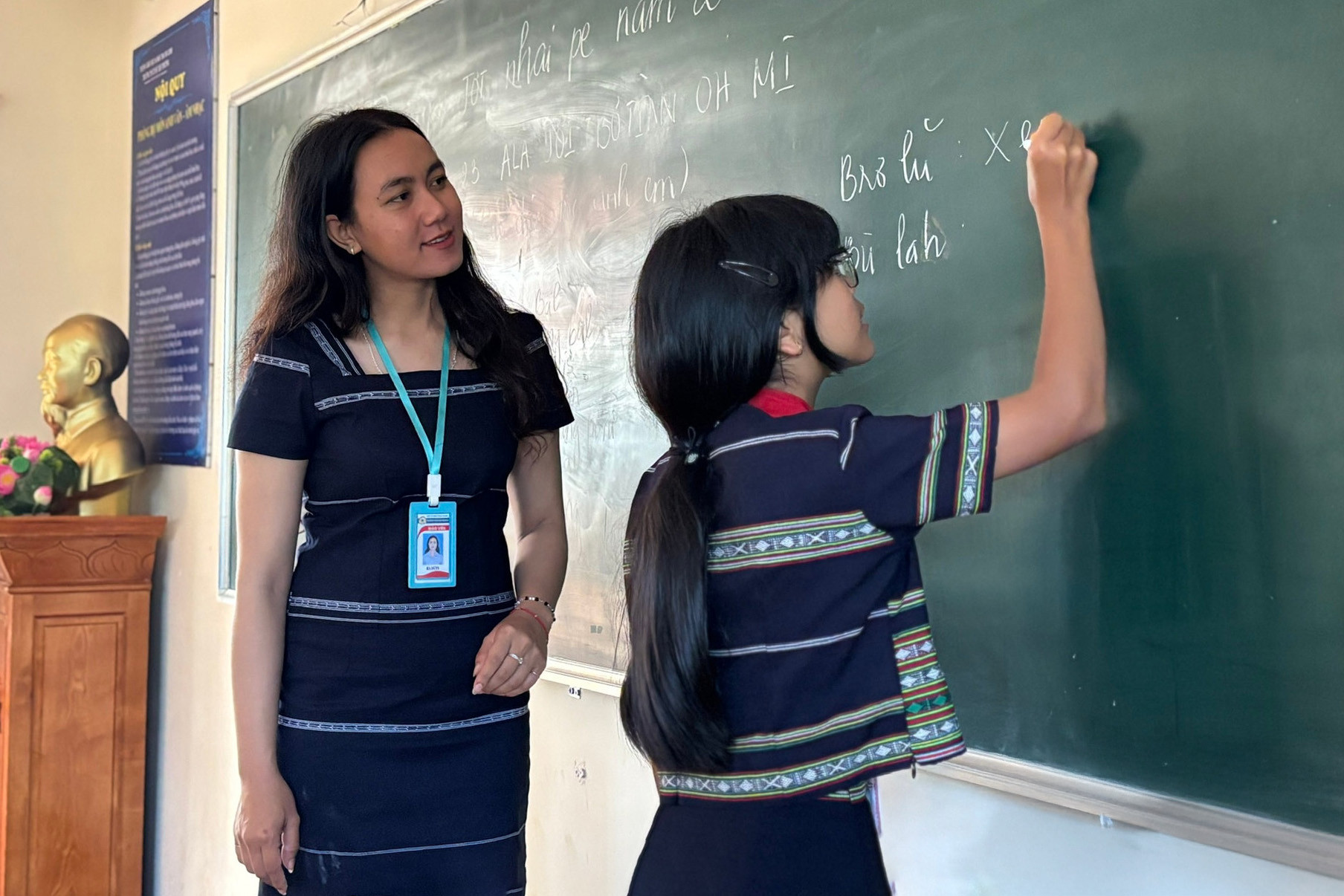 Cô giáo trẻ nhiệt huyết dạy chữ K’ho