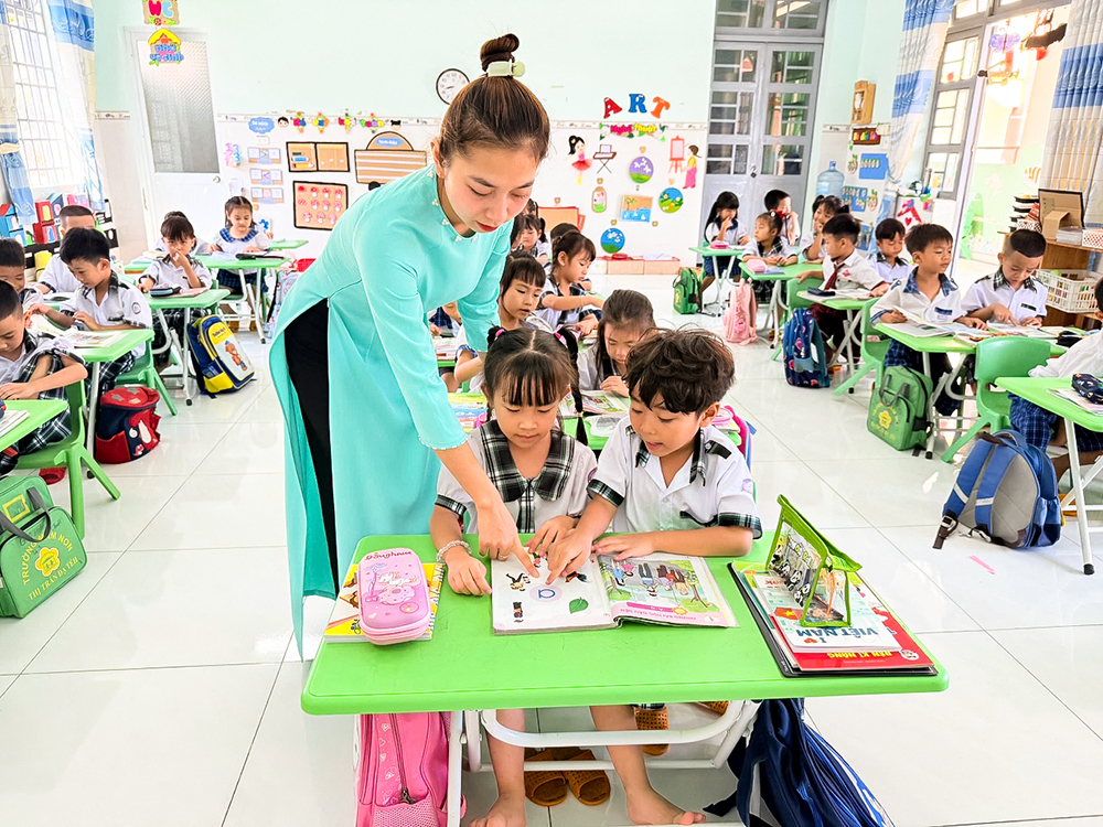 Trẻ 5 tuổi Trường mầm non Đạ Tẻh tập làm học sinh tiểu học
