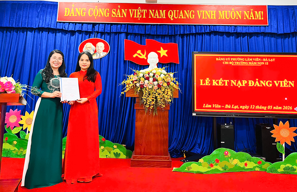 Chi bộ Trường Mầm non 12 kết nạp đảng viên mới
