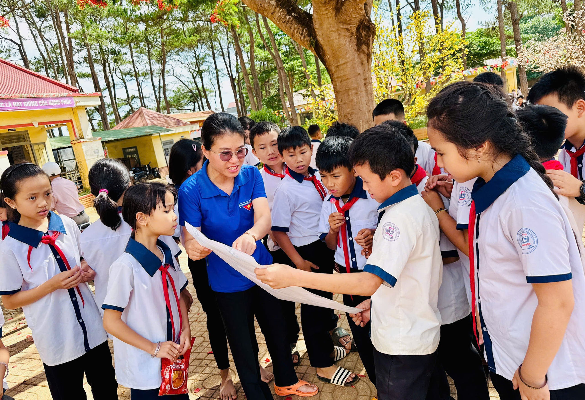Đến tận buôn làng “tuyển” học sinh DTTS