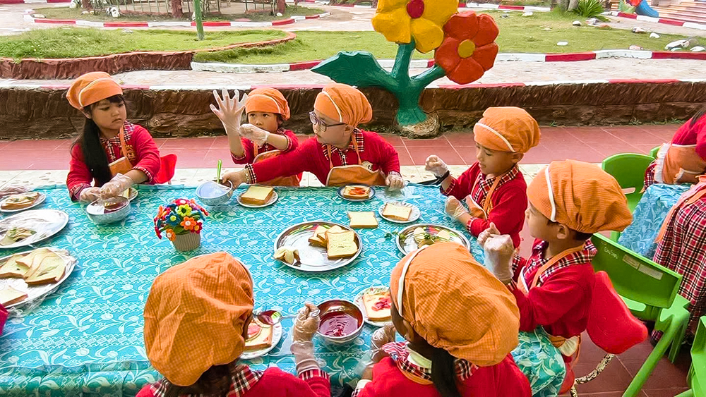 Bé tập làm nội trợ tại Trường Mầm non Đạ Sar