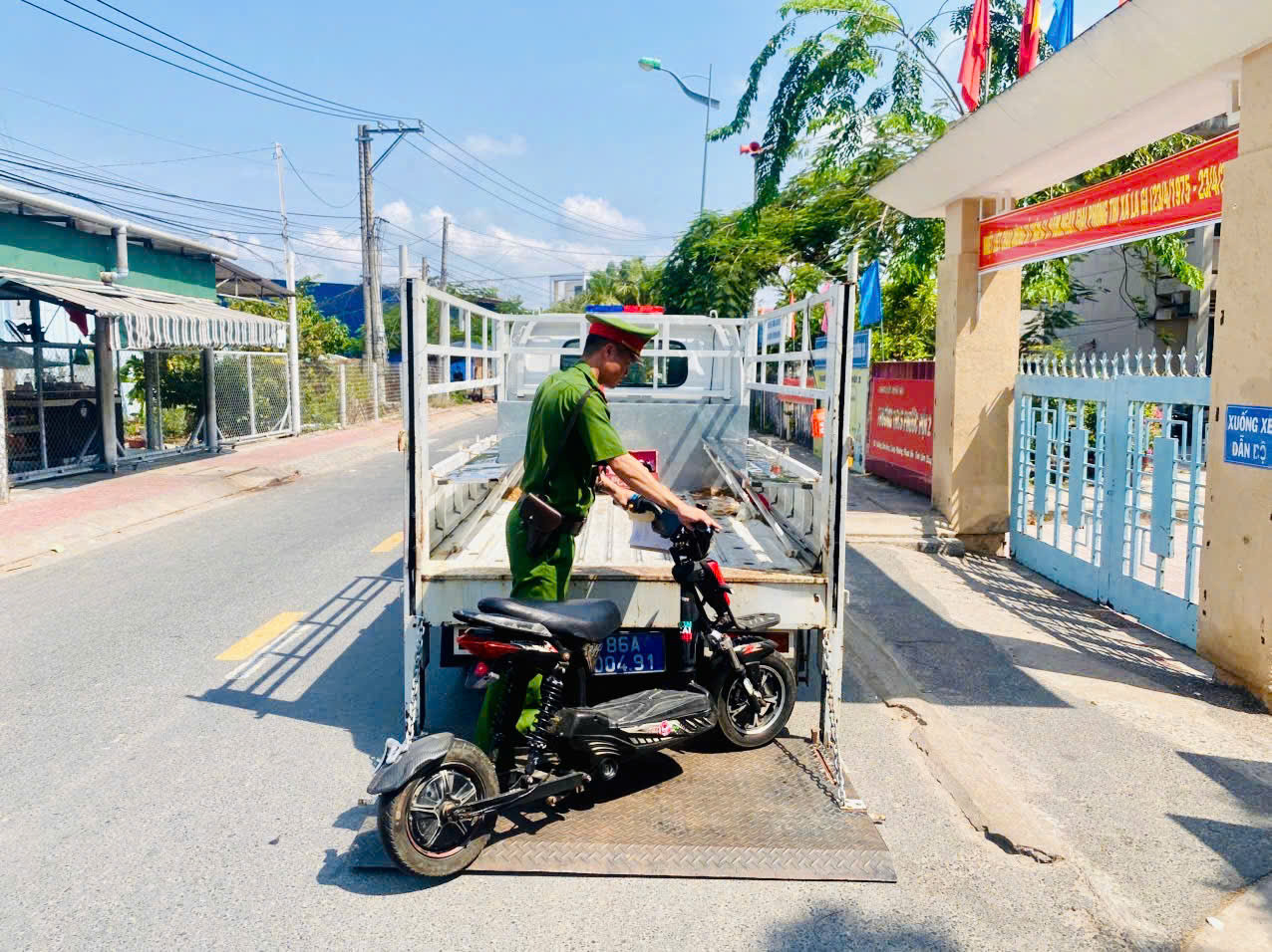 Công an Lâm Đồng tăng cường xử lý tình trạng học sinh “độ chế” xe đạp điện