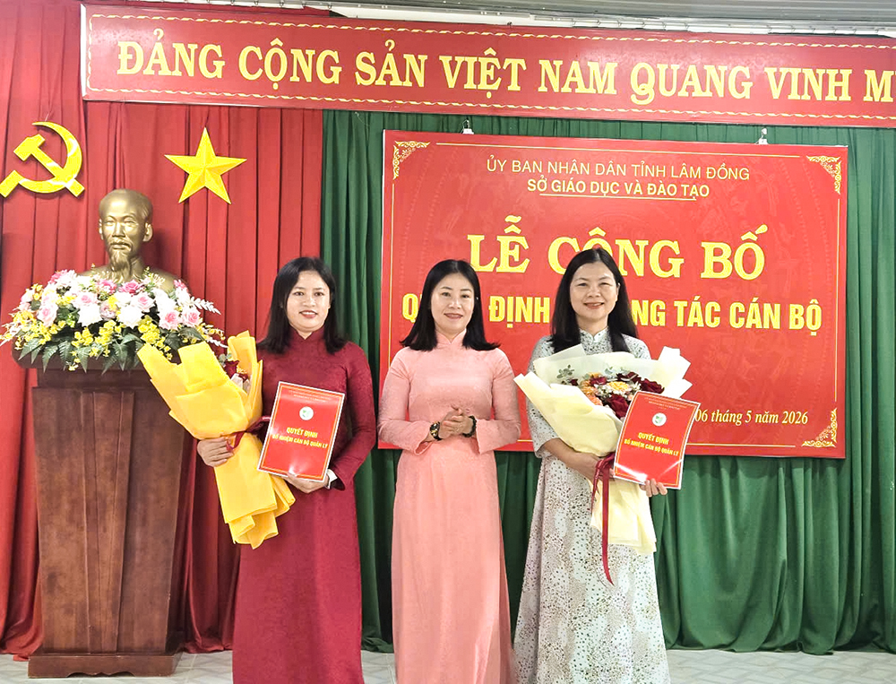 Sở Giáo dục và Đào tạo Lâm Đồng công bố các quyết định điều động, bổ nhiệm cán bộ quản lý trường học