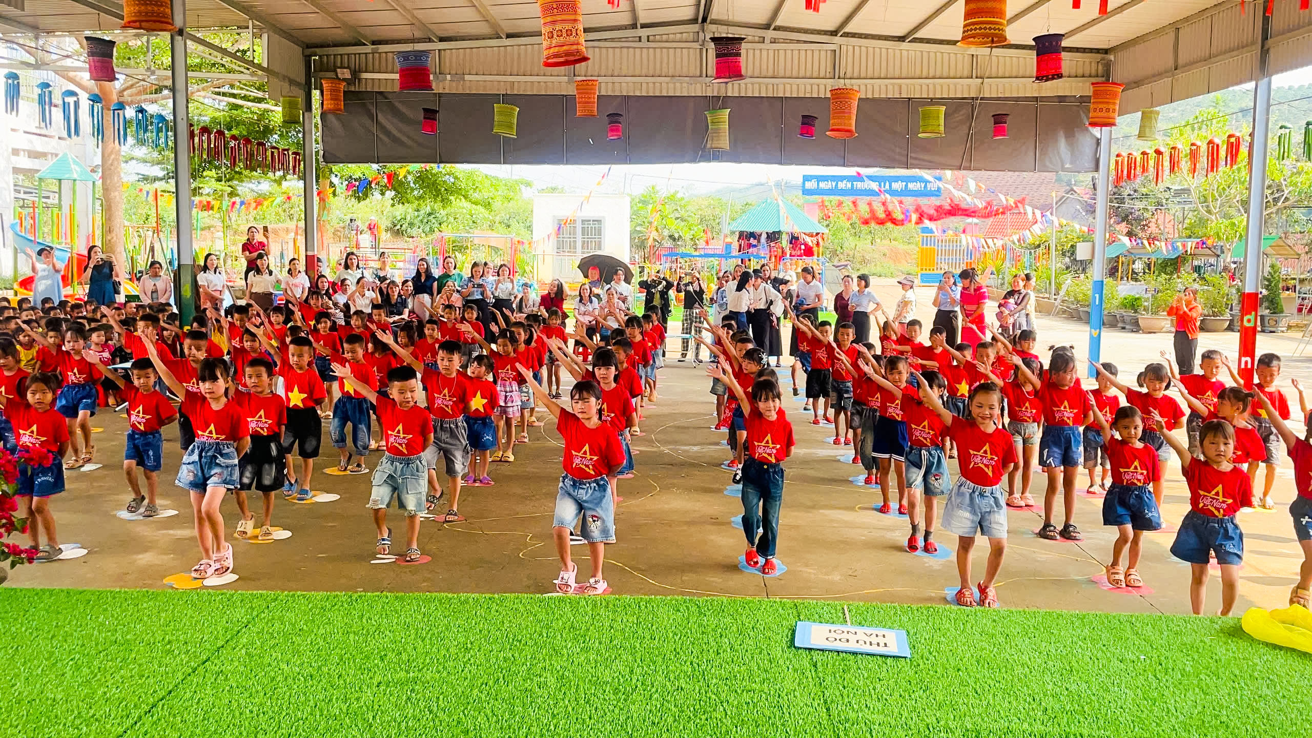 "Bé tự hào với non sông Việt Nam": sắc màu chuyên môn cụm chuyên môn số 12