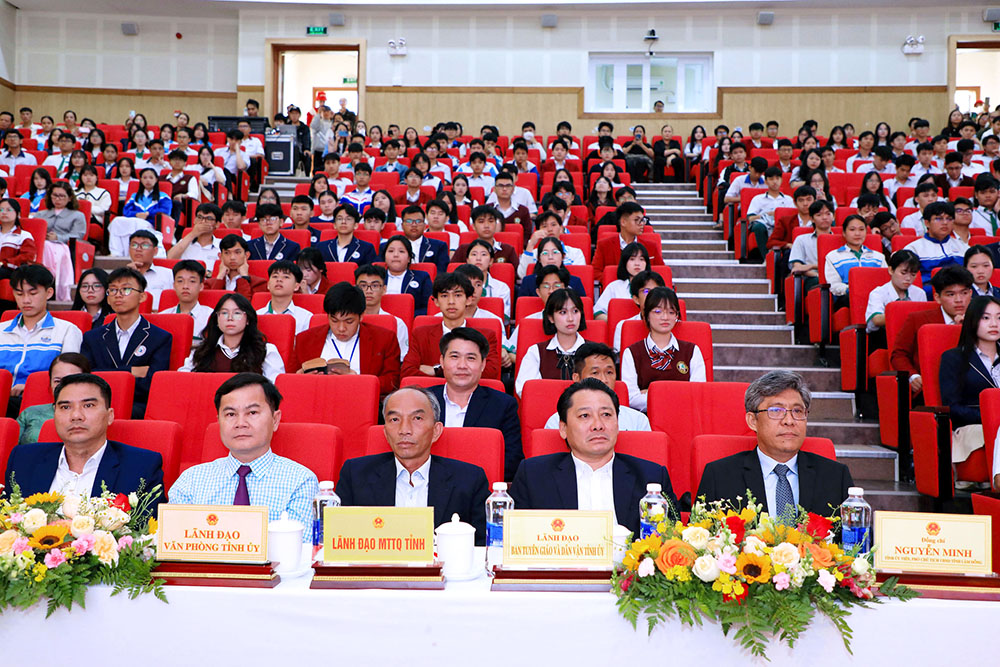 Lan tỏa tinh thần học tập và làm theo Bác từ Lễ tuyên dương học sinh giỏi Lâm Đồng