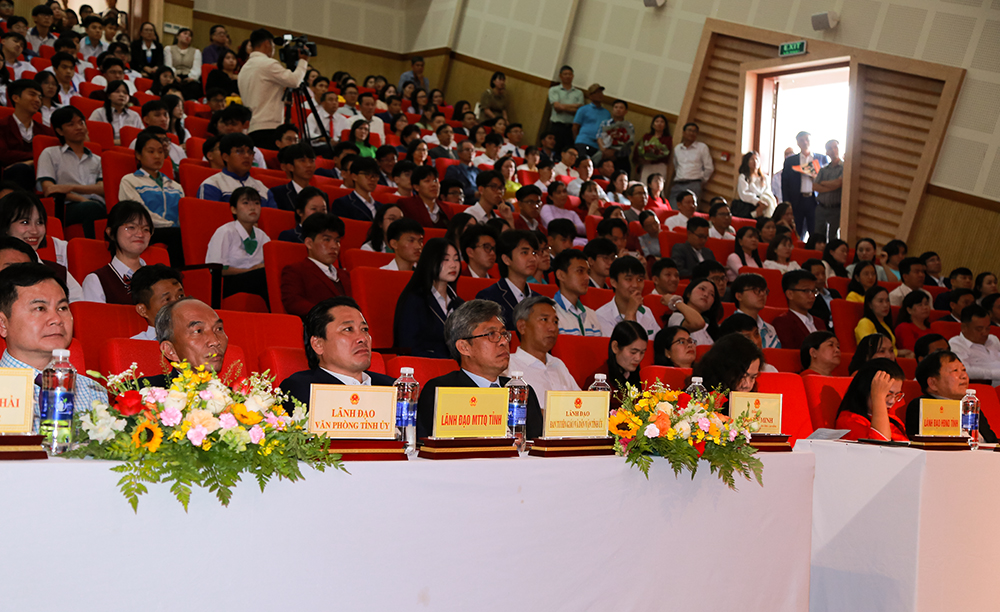 Lan tỏa tinh thần học tập và làm theo Bác từ Lễ tuyên dương học sinh giỏi Lâm Đồng