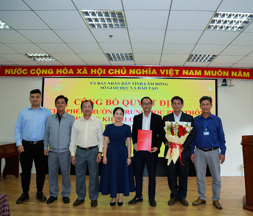 Sở Giáo dục và Đào tạo trao Quyết định cho phép Trường THPT Lý Thường Kiệt hoạt động giáo dục