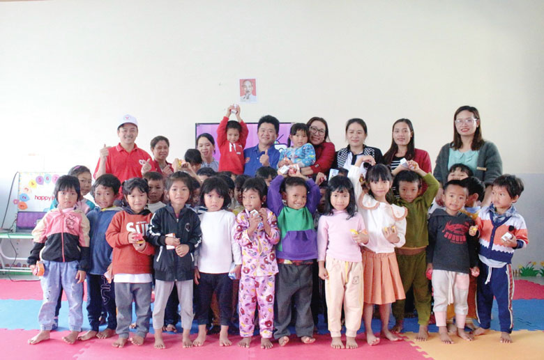 Ước Mơ Hồng mang yêu thương đến với trẻ em nghèo vùng sâu