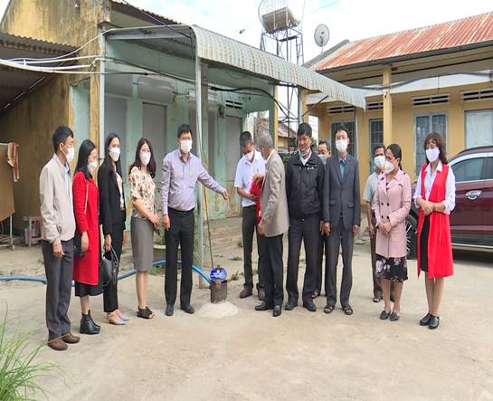 Bàn giao công trình giếng nước sạch cho giáo viên Đơn Dương