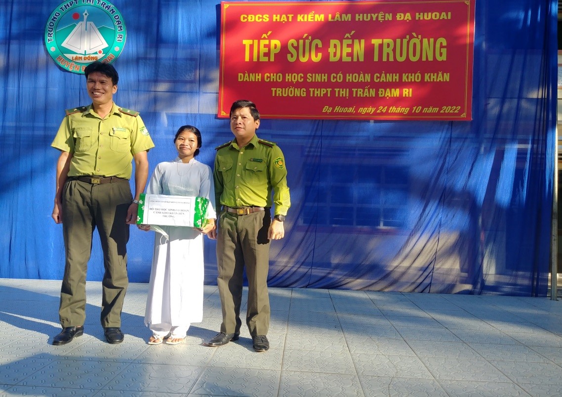 TRAO HỌC BỔNG TIẾP SỨC ĐẾN TRƯỜNG CHO HỌC SINH CÓ HOÀN CẢNH KHÓ KHĂN CỦA TRƯỜNG THPT THỊ TRẤN ĐẠM RI