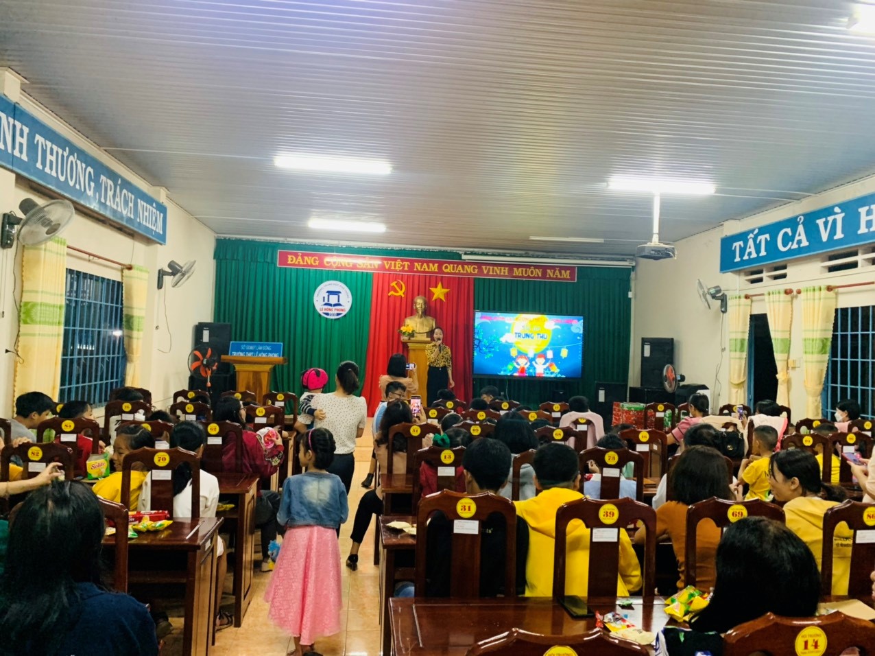 CÔNG ĐOÀN TRƯỜNG THPT LÊ HỒNG PHONG TỔ CHỨC  ĐÊM HỘI TRĂNG RẰM