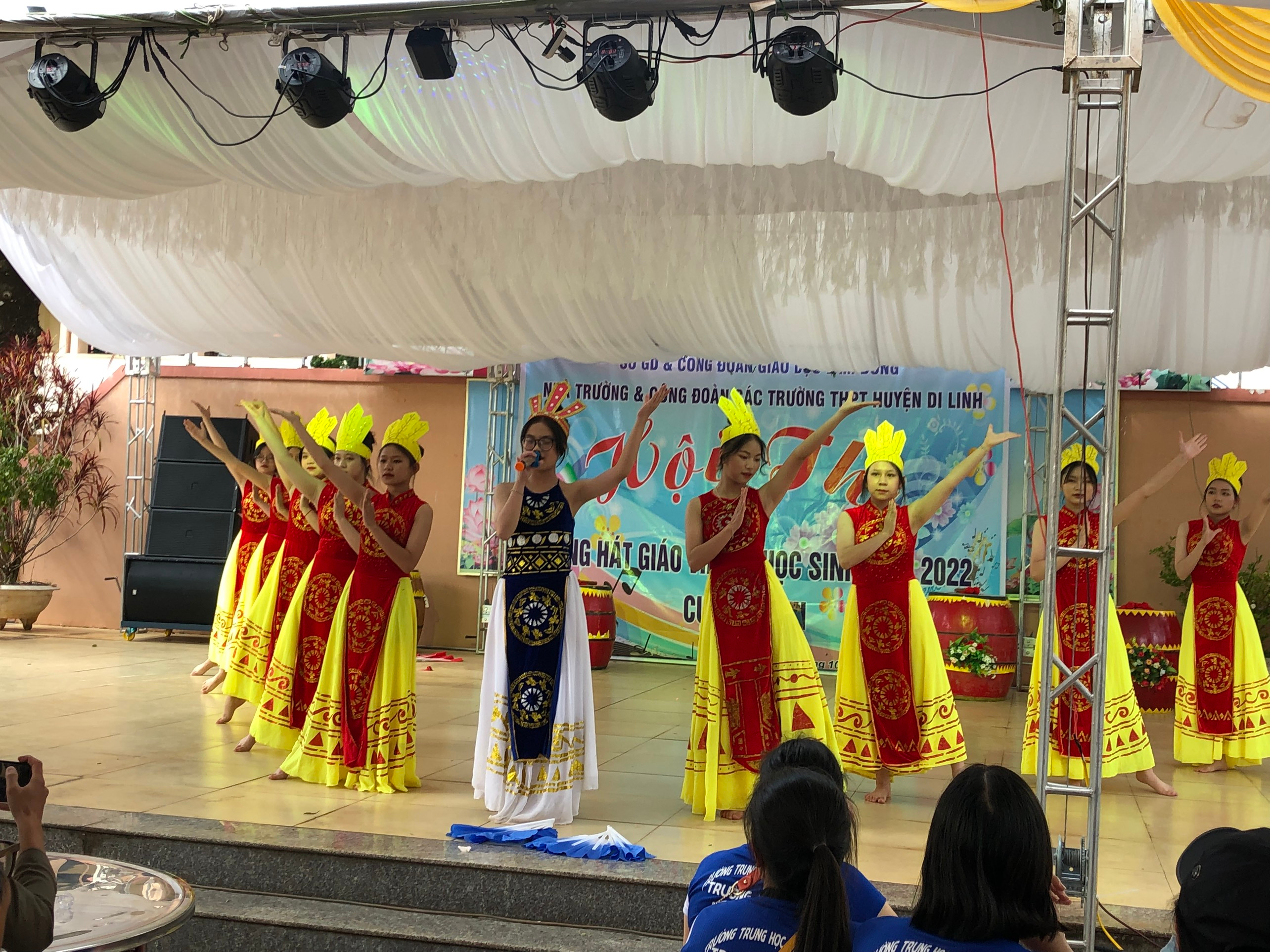 CÁC TRƯỜNG THPT CỤM HUYỆN DI LINH TỔ CHỨC GIẢI BÓNG CHUYỀN VÀ HỘI THI TIẾNG HÁT  GIÁO VIÊN, HỌC SINH 