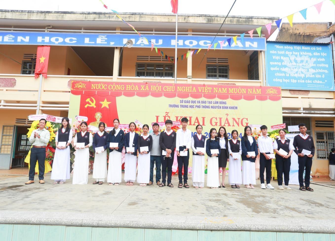 TRƯỜNG THPT NGUYỄN BỈNH KHIÊM TỔ CHỨC LỄ KHAI GIẢNG NĂM HỌC MỚI