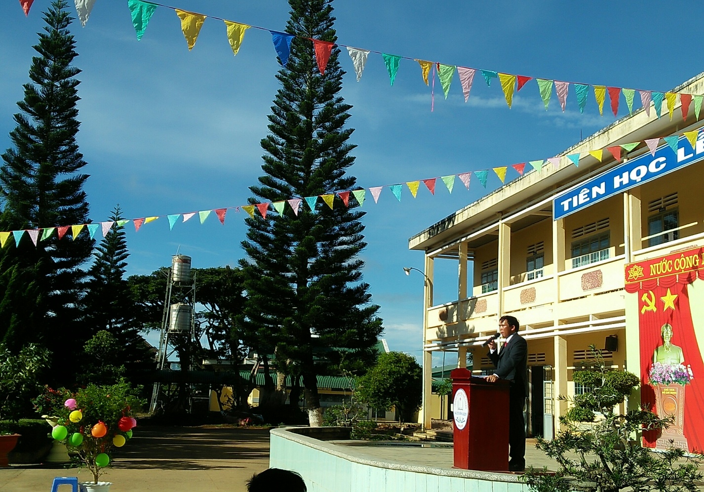 HOẠT ĐỘNG TRẢI NGHIỆM, HƯỚNG NGHIỆP TẠI TRƯỜNG THPT NGUYỄN BỈNH KHIÊM