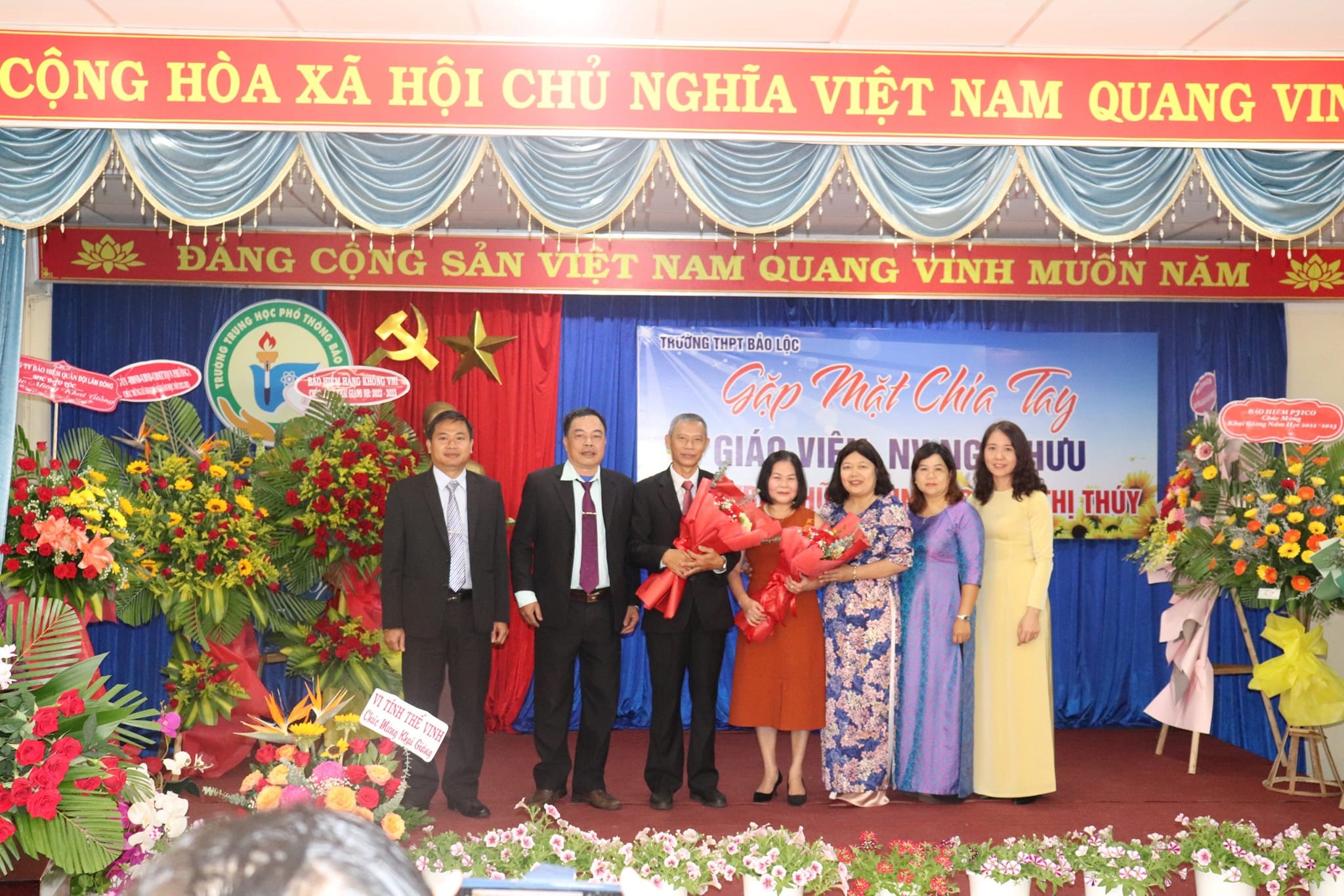CÔNG ĐOÀN THPT BẢO LỘC TỔ CHỨC CHIA TAY GIÁO VIÊN, NHÂN VIÊN NGHỈ HƯU NHÂN DỊP KHAI GIẢNG NĂM HỌC 2022-2023