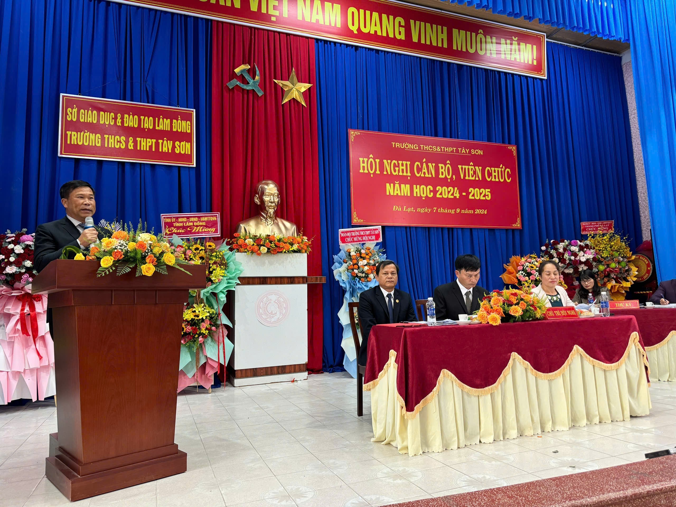 TRƯỜNG THCS&THPT T ÂY SƠN TỔ CHỨC HỘI NGHỊ CÁN BỘ, VIÊN CHỨC  NĂM HỌC 2024-2025