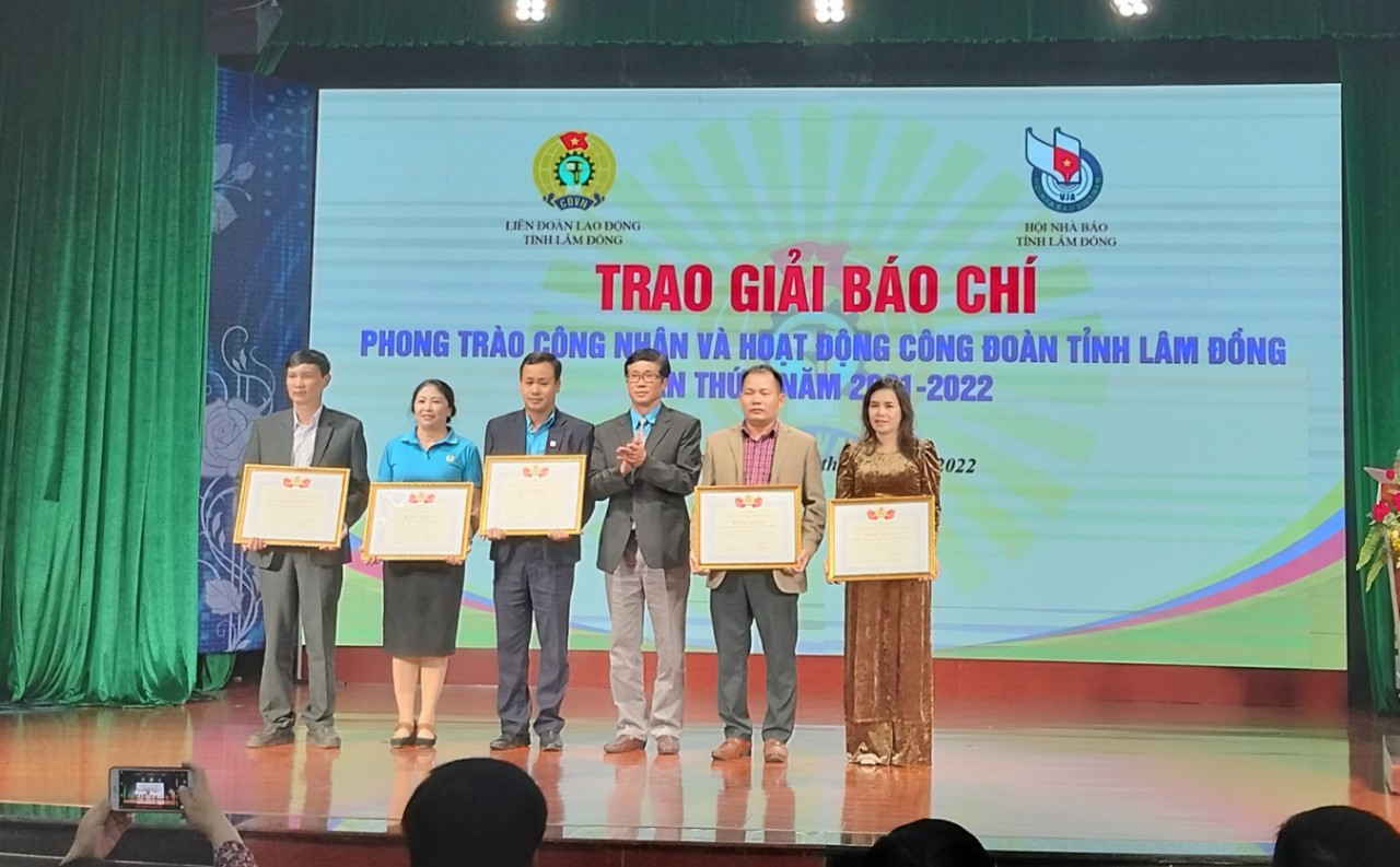 4 CÁ NHÂN ĐẠT GIẢI BÁO CHÍ VỀ PHONG TRÀO CÔNG NHÂN VÀ HOẠT ĐỘNG CÔNG ĐOÀN, CDGD TỈNH XUẤT SẮC NHẬN BẰNG KHEN CỦA LĐLĐ TỈNH LÂM ĐỒNG