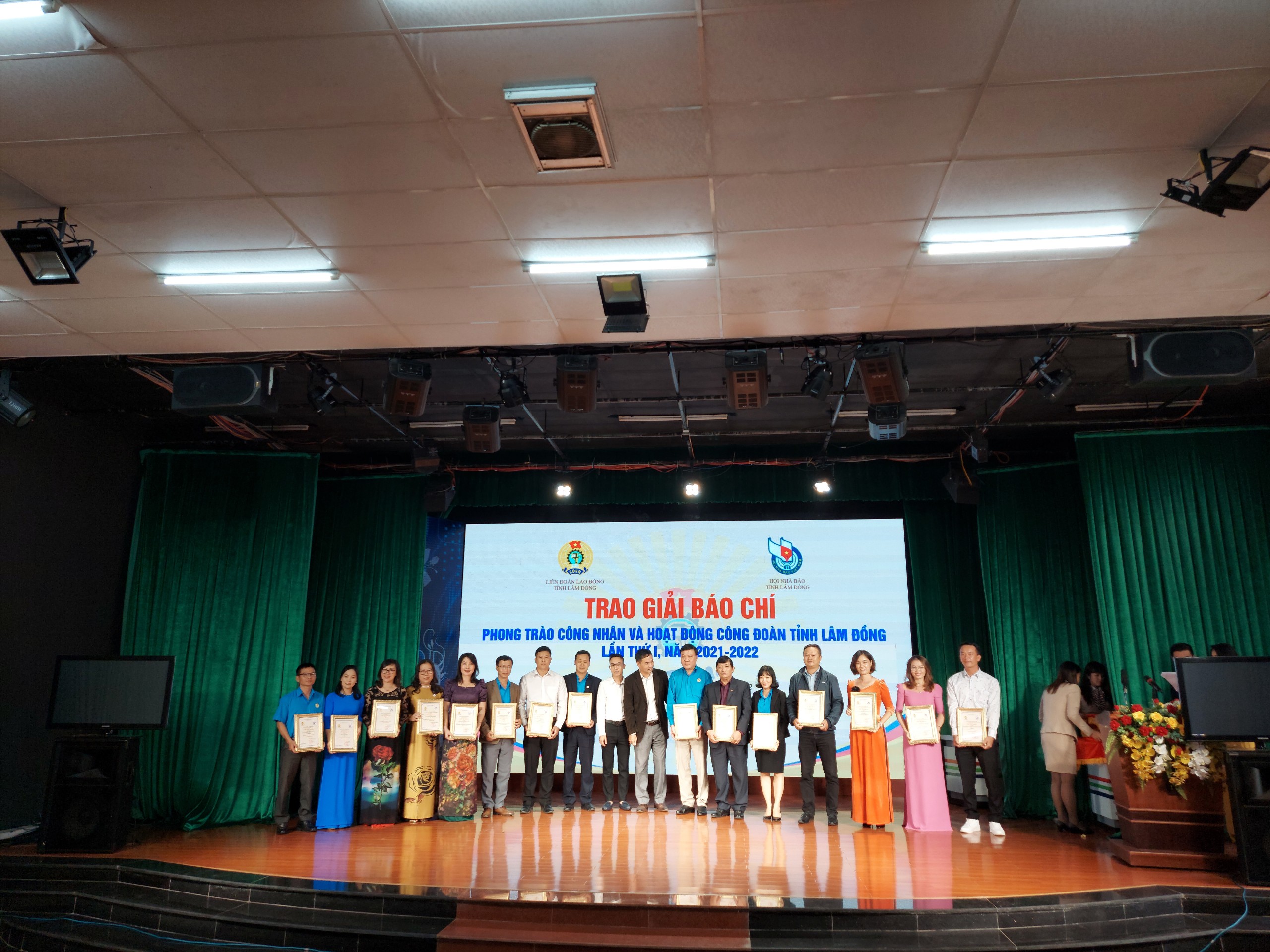 GIỚI THIỆU 02 TÁC PHẨM ĐẠT GIẢI KHUYẾN KHÍCH – GIẢI BÁO CHÍ VỀ  PHONG TRÀO CÔNG NHÂN VÀ HOẠT ĐỘNG CÔNG ĐOÀN  TỈNH LÂM ĐỒNG LẦN THỨ I, NĂM 2021 – 2022