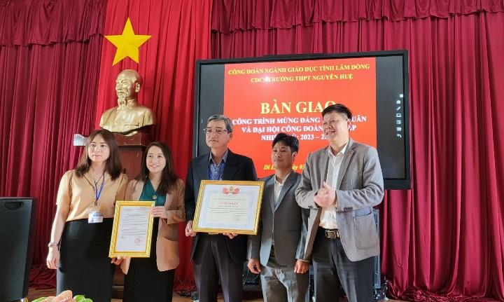  BÀN GIAO CÔNG TRÌNH “SỬA CHỮA NHÀ CÔNG VỤ” TẠI TRƯỜNG THPT NGUYỄN HUỆ - HUYỆN DI LINH