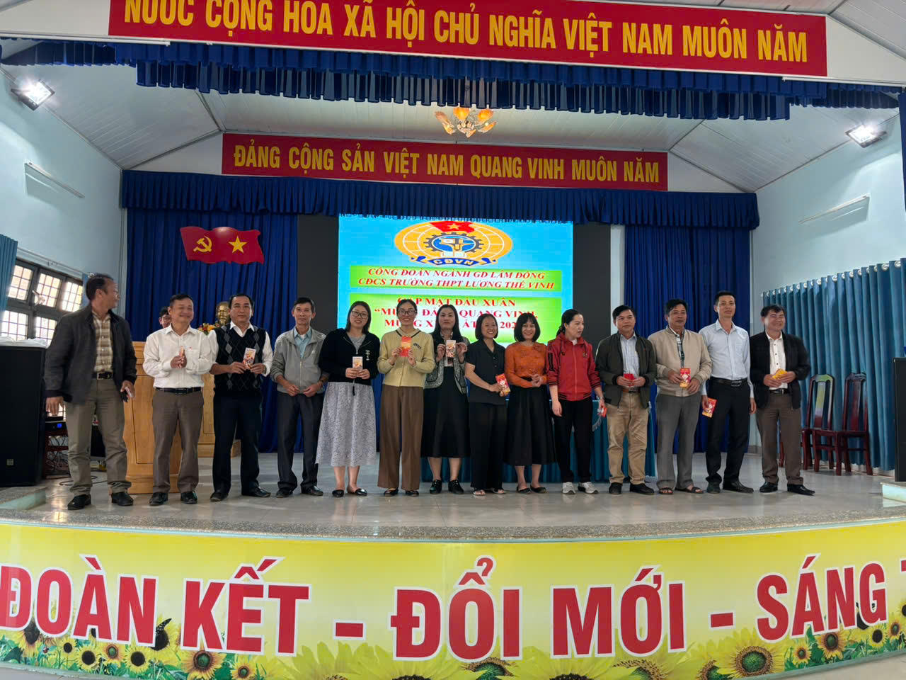 CĐCS TRƯỜNG THPT LƯƠNG THẾ VINH TỔ CHỨC GẶP MẶT ĐẦU XUÂN ẤT TỴ 2025