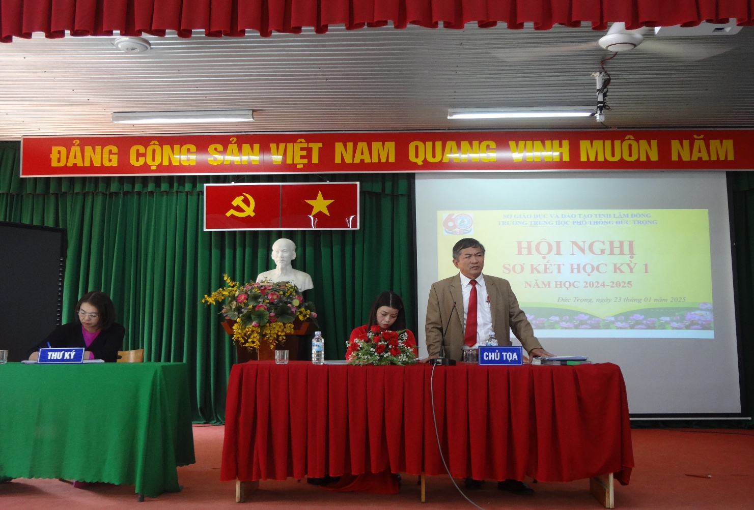 CĐCS TRƯỜNG THPT ĐỨC TRỌNG PHỐI HỢP CHÍNH QUYỀN TỔ CHỨC HỘI NGHỊ SƠ KẾT HỌC KỲ I NĂM HỌC 2024 - 2025