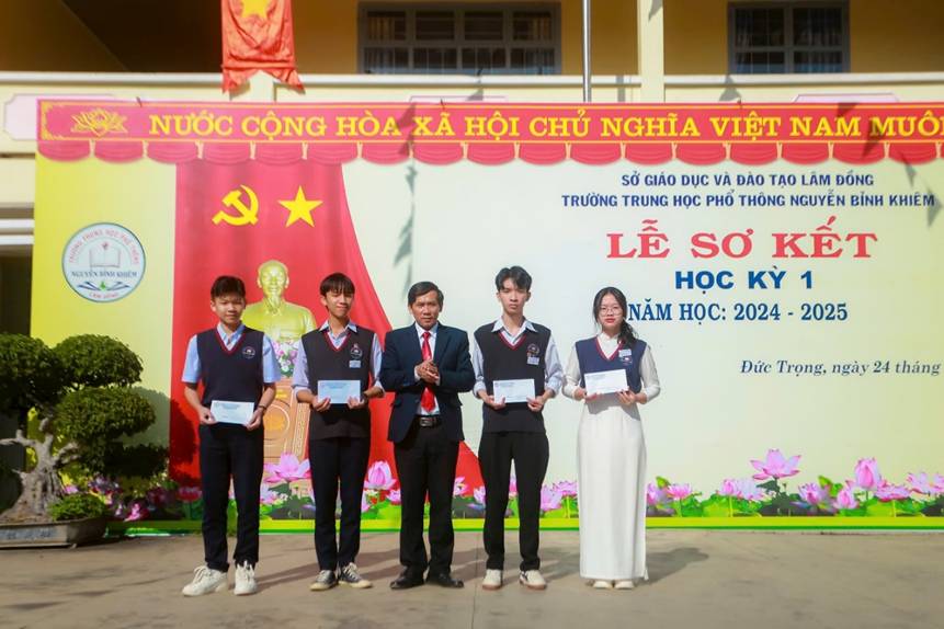 TRƯỜNG THPT NGUYỄN BỈNH KHIÊM TỔ CHỨC SƠ KẾT HỌC KÌ I NĂM HỌC 2024-2025