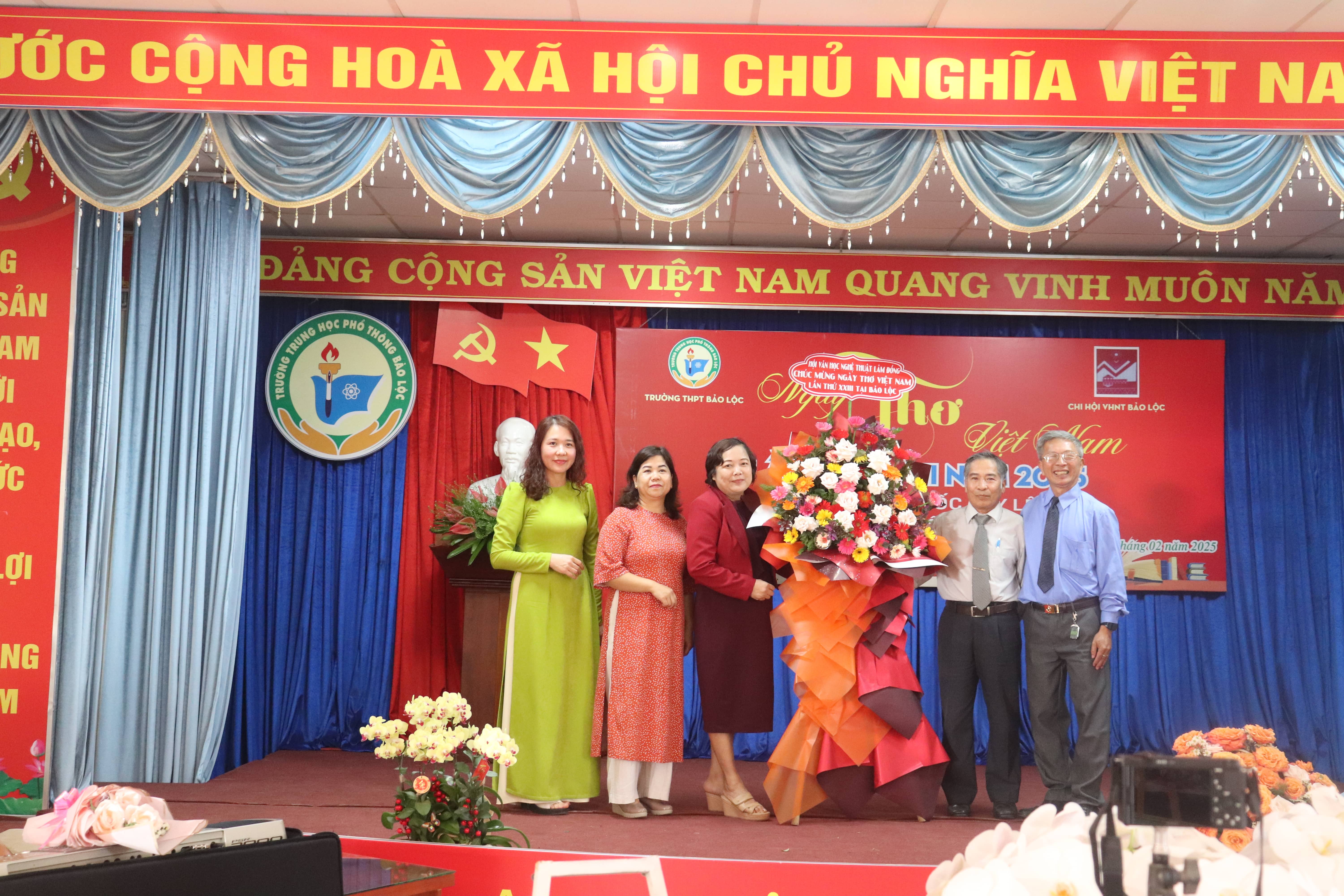 TRƯỜNG THPT BẢO LỘC PHỐI HỢP HỘI VĂN HỌC NGHỆ THUẬT BẢO LỘC TỔ CHỨC “NGÀY THƠ VIỆT NAM” NĂM 2025 
