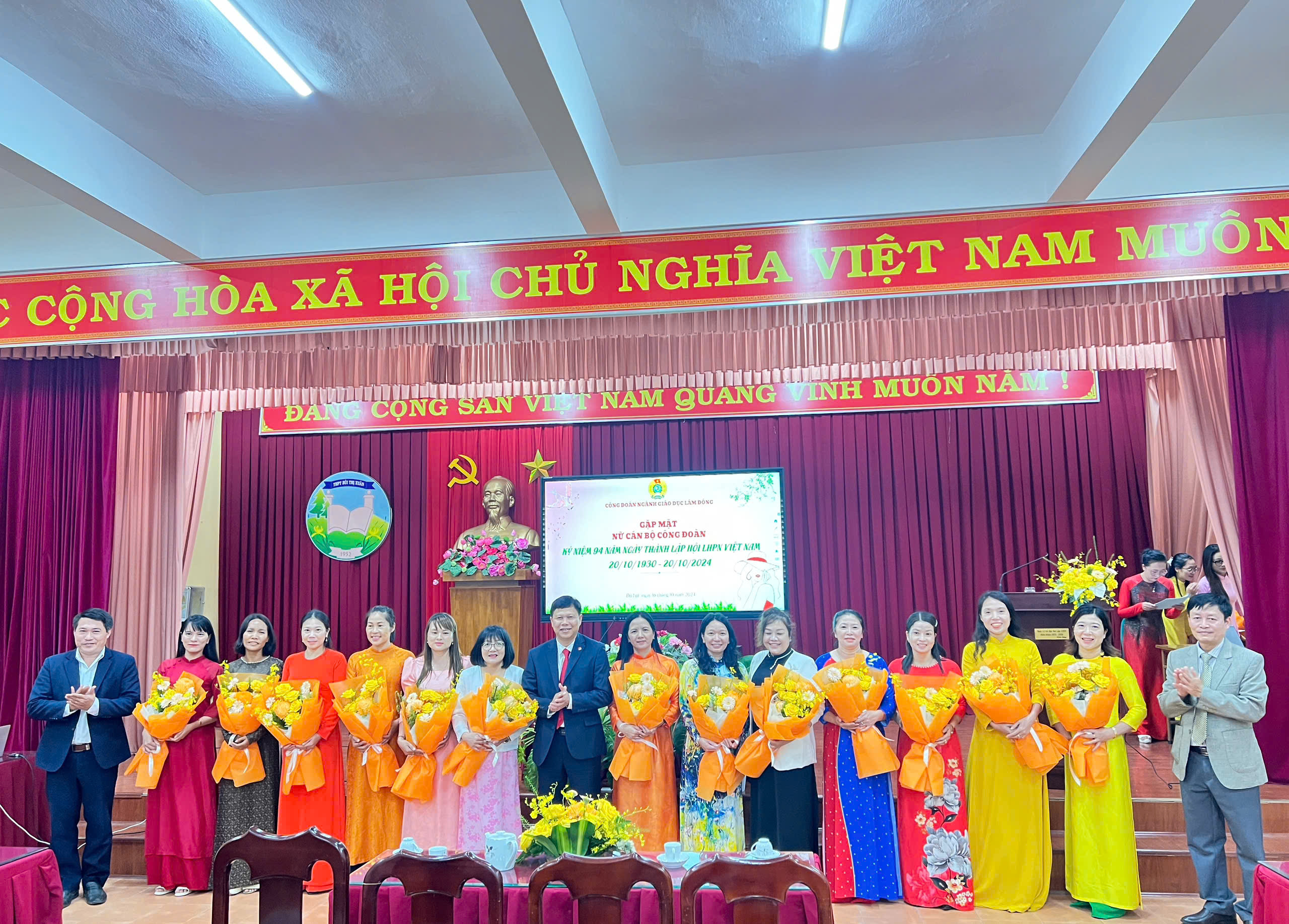 NỮ CÁN BỘ CÔNG ĐOÀN NGÀNH GIÁO DỤC LÂM ĐỒNG GẶP MẶT GIAO LƯU NHÂN DỊP 20-10