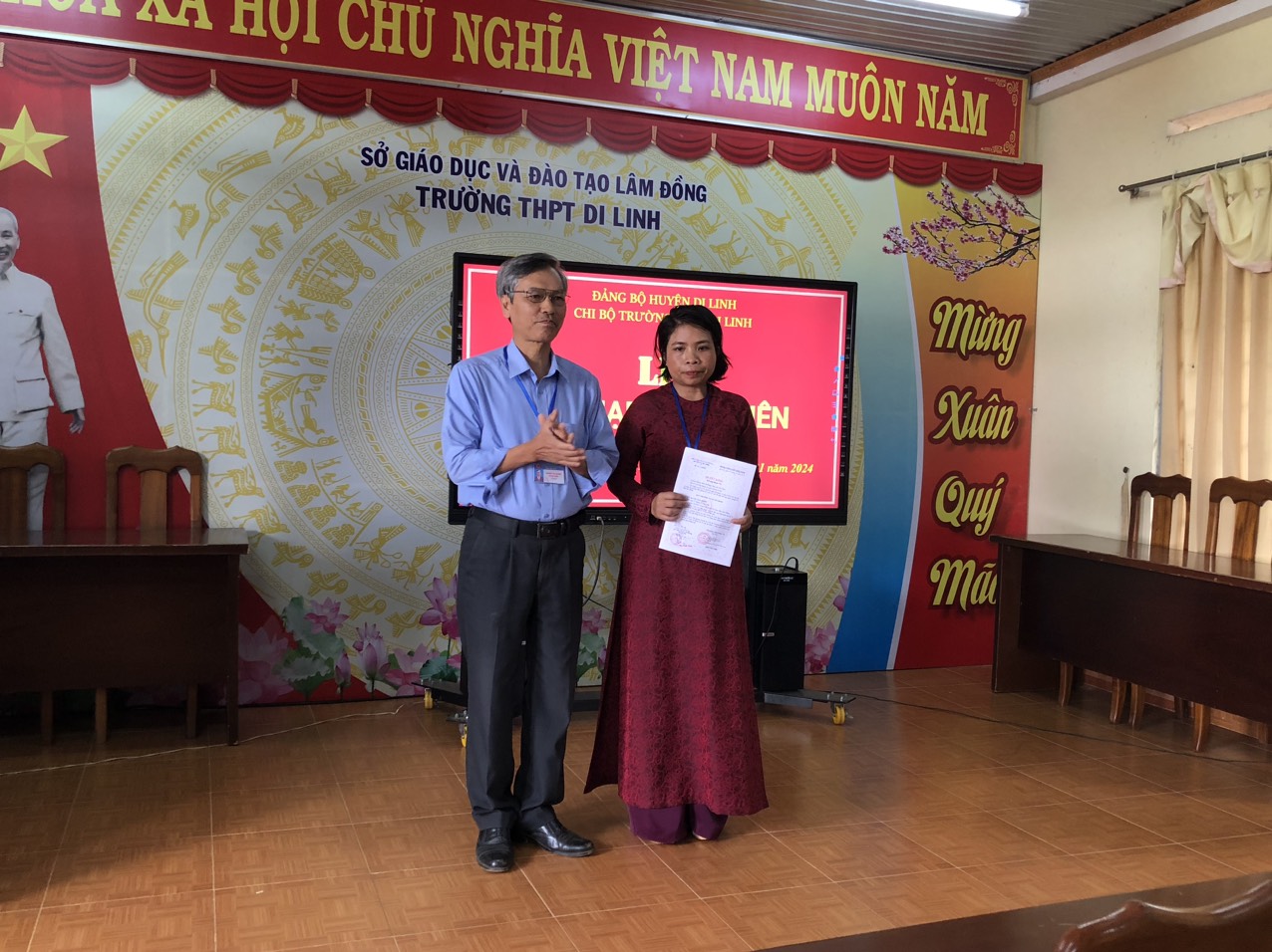 CHI BỘ TRƯỜNG THPT DI LINH   TỔ CHỨC LỄ KẾT NẠP ĐẢNG VIÊN