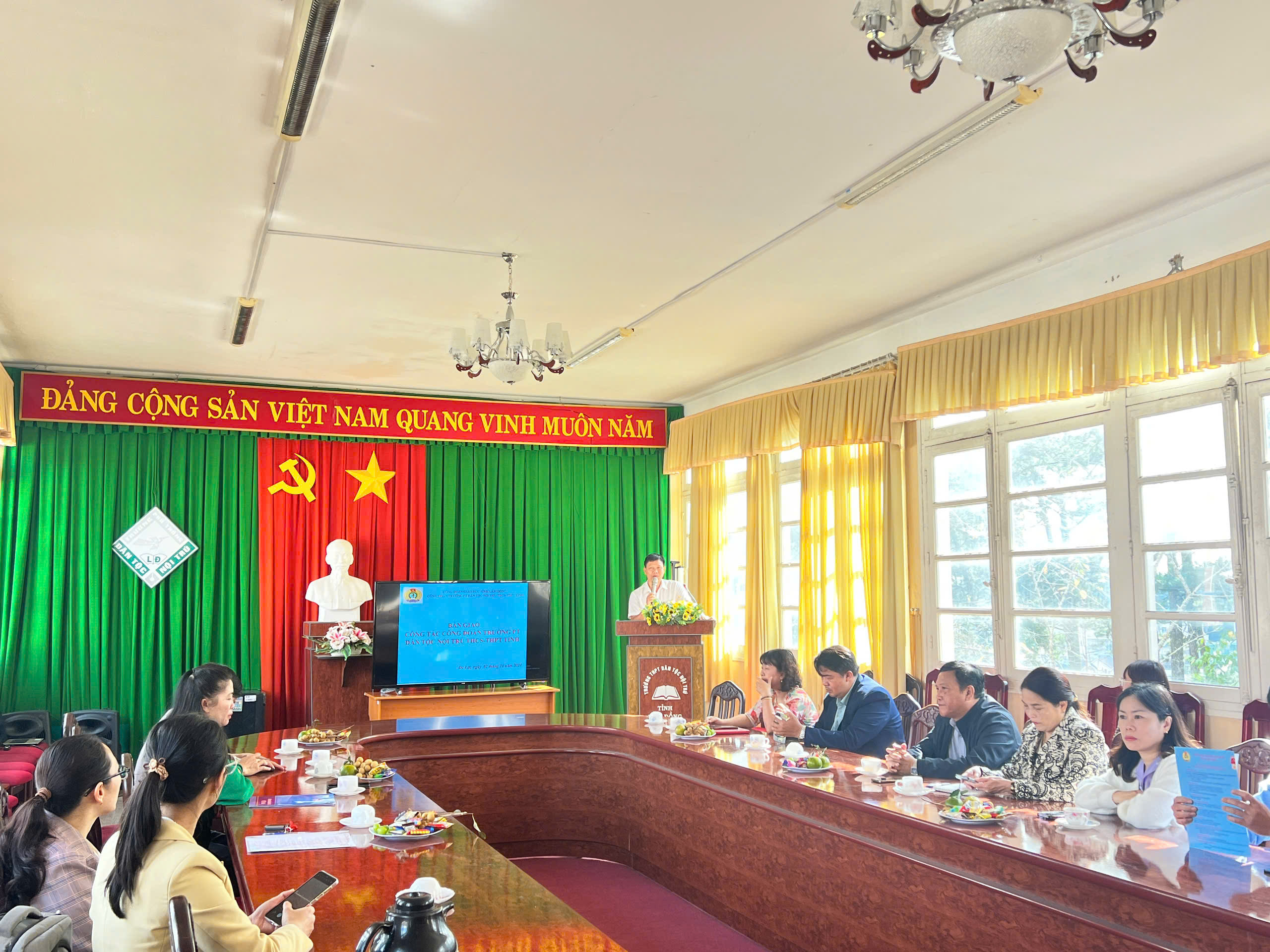 CÔNG ĐOÀN GIÁO DỤC LÂM ĐỒNG TỔ CHỨC BÀN GIAO CÔNG TÁC CÔNG ĐOÀN CƠ SỞ TẠI TRƯỜNG PTDTNT THCS-THPT TỈNH LÂM ĐỒNG