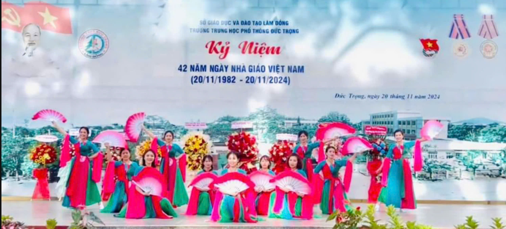 SÔI NỔI CÁC HOẠT ĐỘNG CHÀO MỪNG  KỶ NIỆM 42 NĂM NGÀY NHÀ GIÁO VIỆT NAM CỦA TRƯỜNG THPT ĐỨC TRỌNG