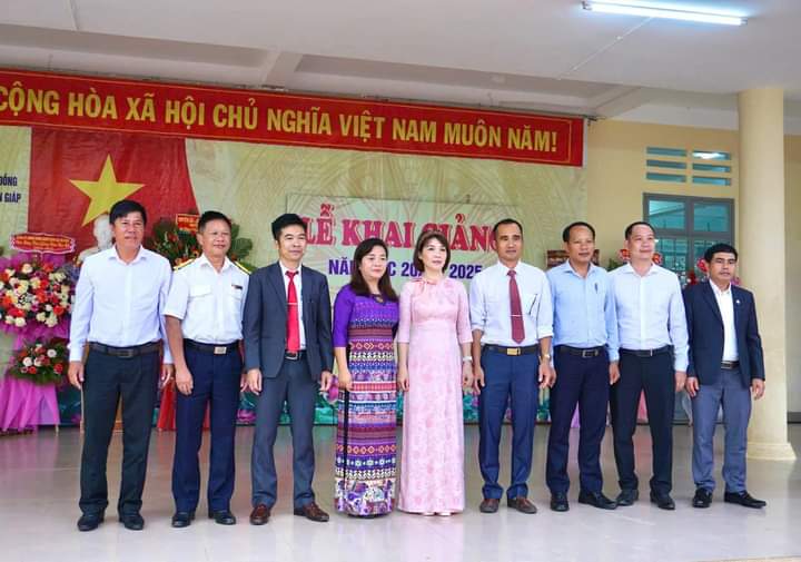 Đồng chí Phó Bí thư Thường trực Huyện ủy dự khai giảng tại Trường THCS và TTPT Võ Nguyên Giáp.  