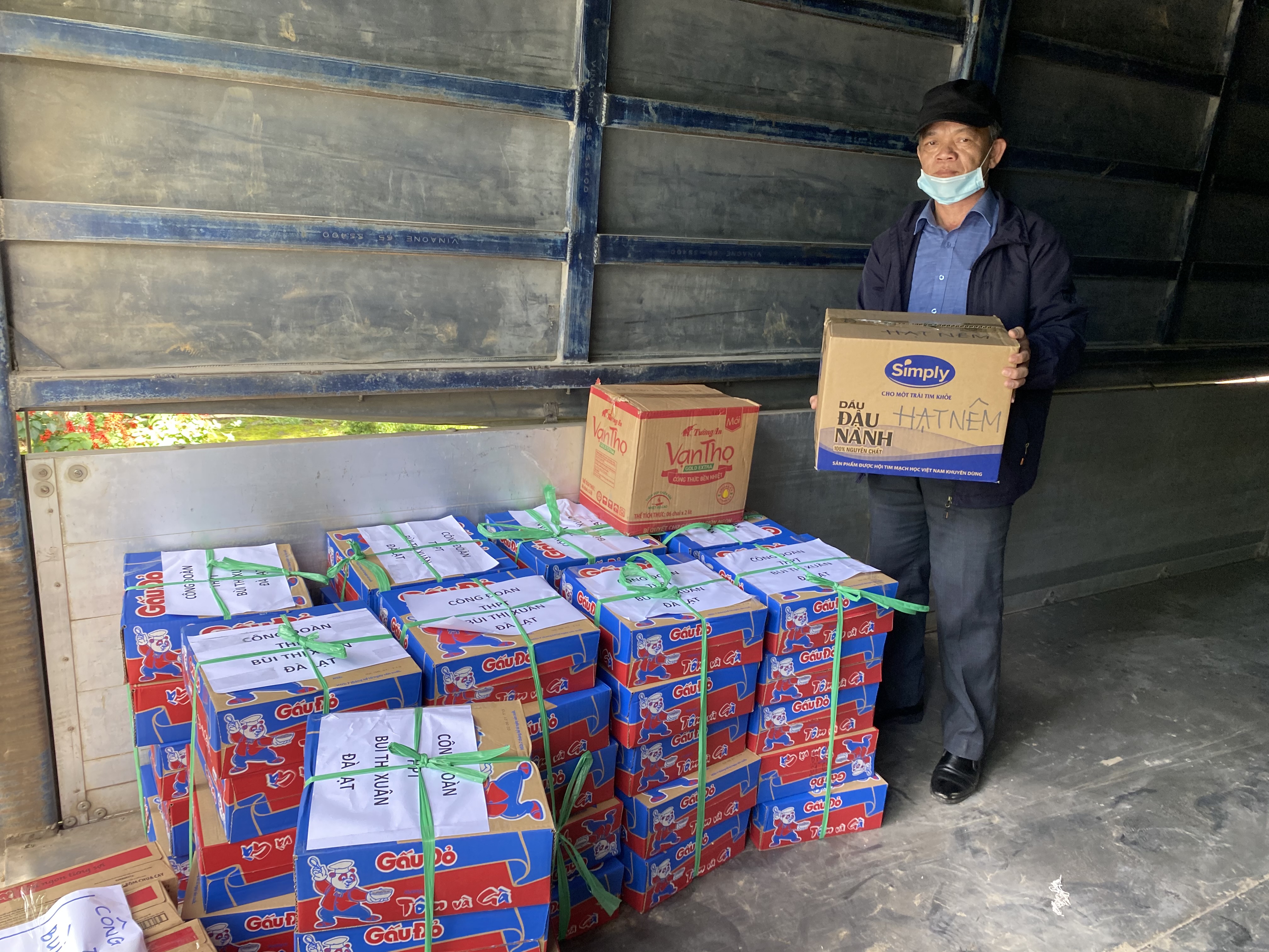 CÔNG ĐOÀN TRƯỜNG THPT BÙI THỊ XUÂN với “Chuyến xe yêu thương” ủng hộ cho công nhân lao động và nhân dân Thành phố Hồ Chí Minh   chống dịch Covid-19