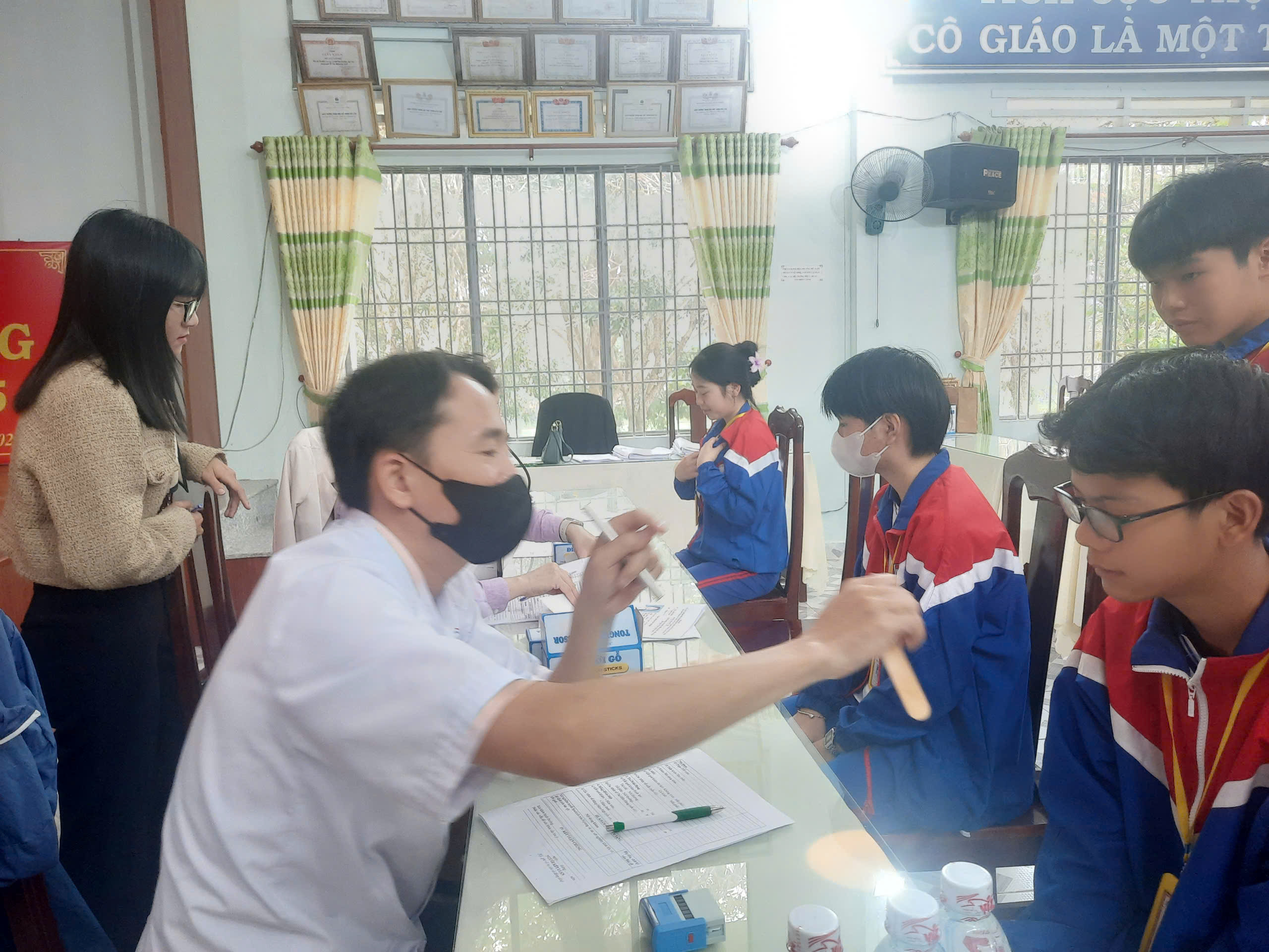 TRƯỜNG THPT BẢO LÂM TỔ CHỨC TƯ VẤN VÀ KHÁM SỨC KHỎE CHO HỌC SINH