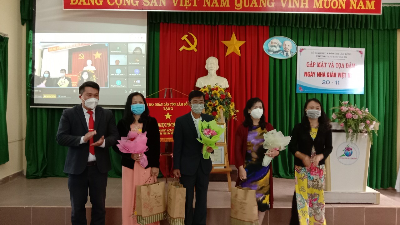 TRƯỜNG THPT CHU VĂN AN GẶP GỠ, TOẠ ĐÀM CHÀO MỪNG NGÀY NHÀ GIÁO VIỆT NAM 20.11.2021