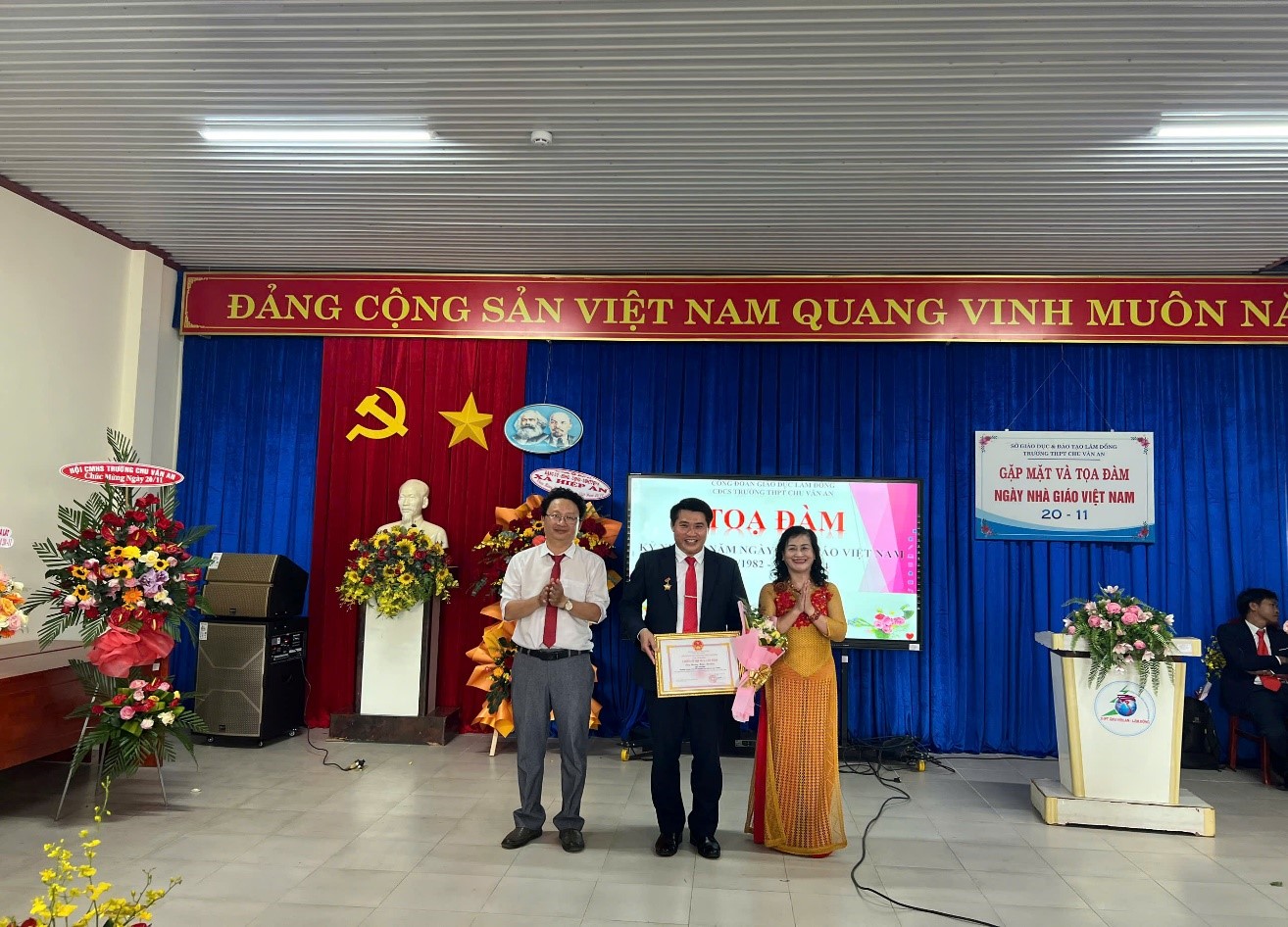  TRƯỜNG THPT CHU VĂN AN TỔ CHỨC CÁC HOẠT ĐỘNG   CHÀO MỪNG 42 NĂM NGÀY NHÀ GIÁO VIỆT NAM 20.11.2024