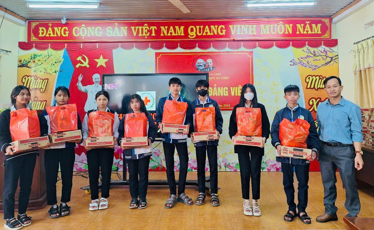 CHƯƠNG TRÌNH TRAO TẶNG QUÀ TẾT NGUYÊN ĐÁN ẤT TỴ 2025 CHO HỌC SINH CÓ HOÀN CẢNH KHÓ KHĂN TẠI TRƯỜNG THPT DI LINH, HUYỆN DI LINH