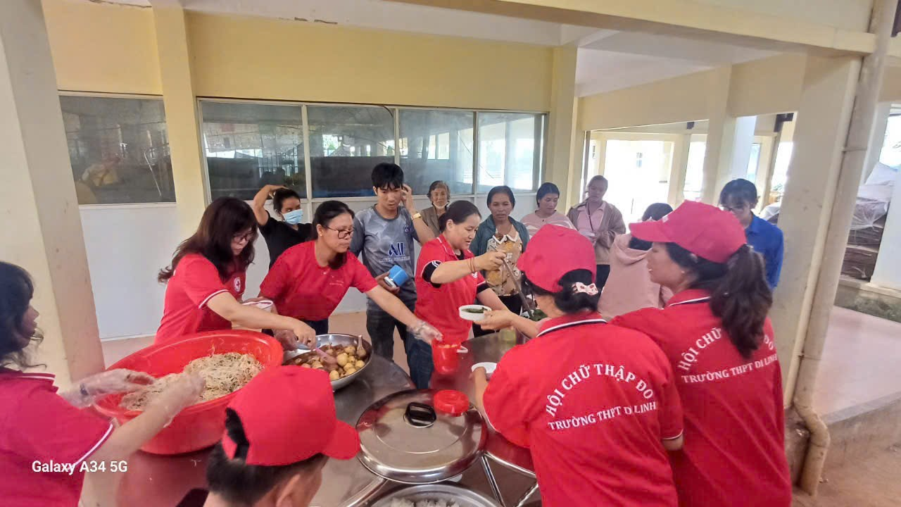 BỮA CƠM TÌNH NGUYỆN ẤM ÁP TÌNH NGƯỜI NHÂN DỊP  KỈ NIỆM QUỐC KHÁNH 2-9 CỦA GIÁO VIÊN TRƯỜNG THPT DI LINH